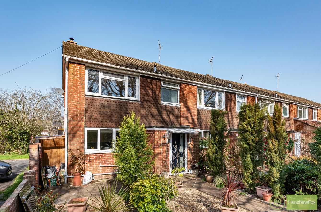 3 bed end terrace house for sale in Clarendon Close, Romsey, Hampshire