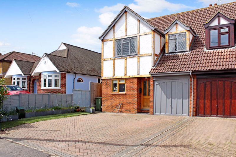 4 bed semidetached house for sale in Castledon Road, Wickford SS12