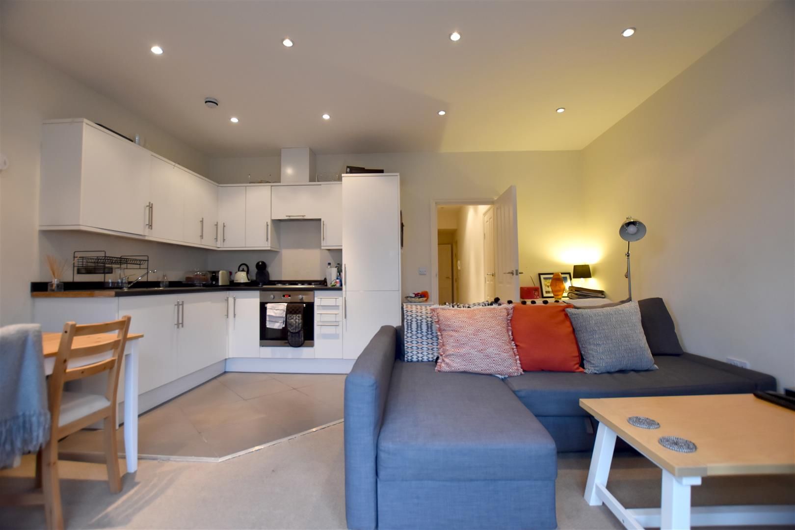 1 bed flat to rent in Castle Walk, Reigate RH2 Zoopla
