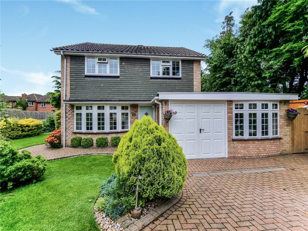 4 bed detached house for sale in Rawlings Close, South Orpington, Kent