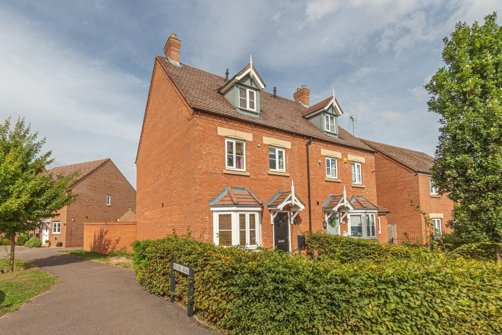 4 bed semidetached house for sale in Kestrel Way, Leighton Buzzard LU7