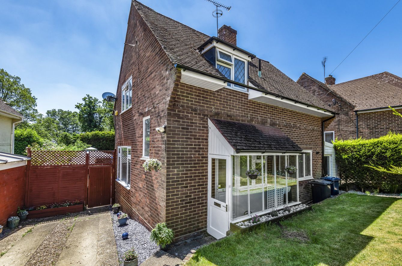 Santina Close, Farnham, Surrey GU9  
