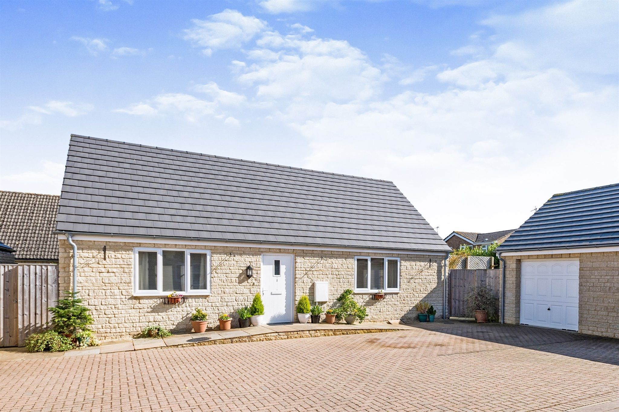 3 bed detached bungalow for sale in Alvescot Road, Carterton OX18 Zoopla