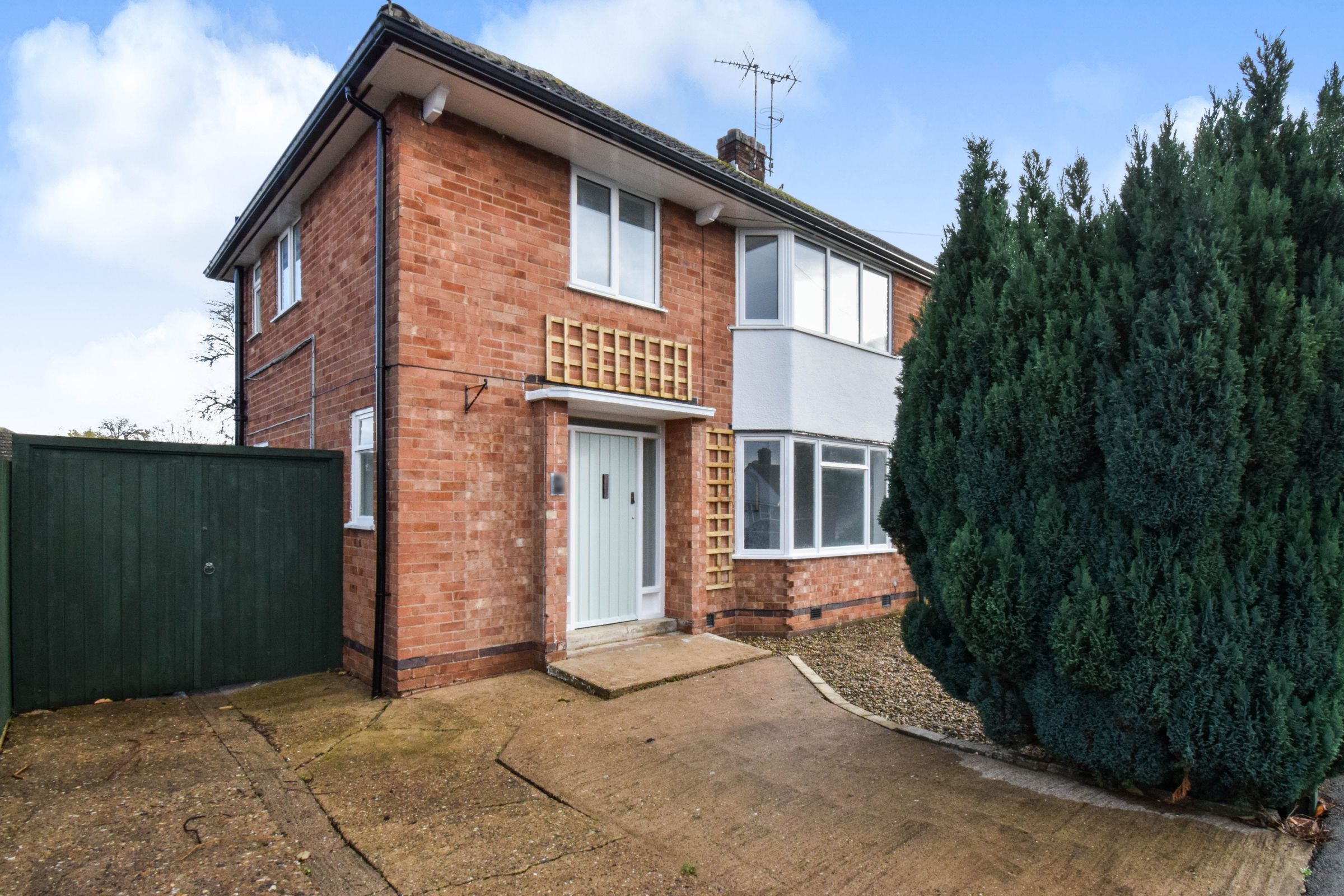3 bed semidetached house for sale in Highcroft Avenue, Oadby