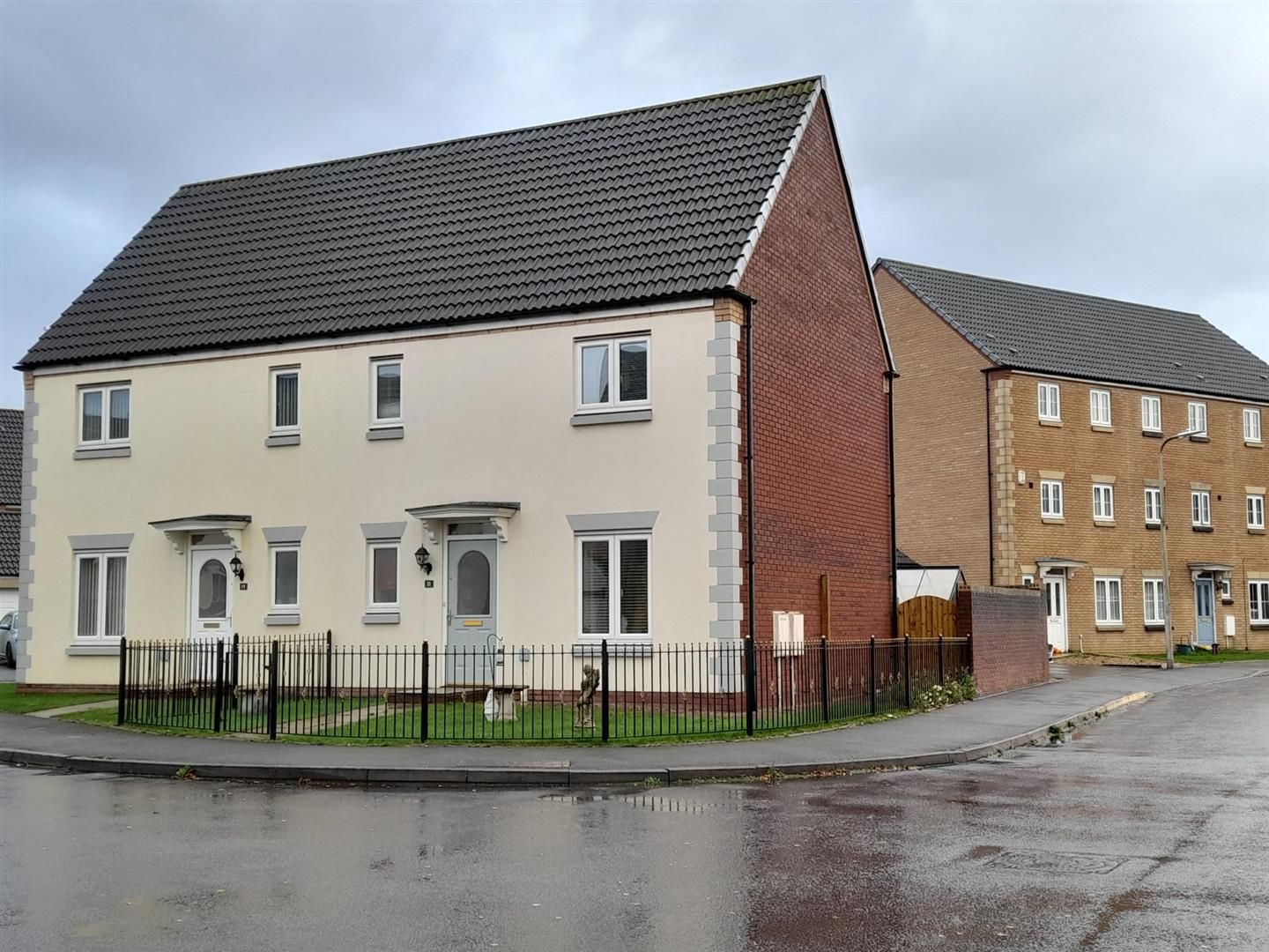 4 bed semidetached house for sale in Ffordd Y Gamlas, Bynea, Llanelli