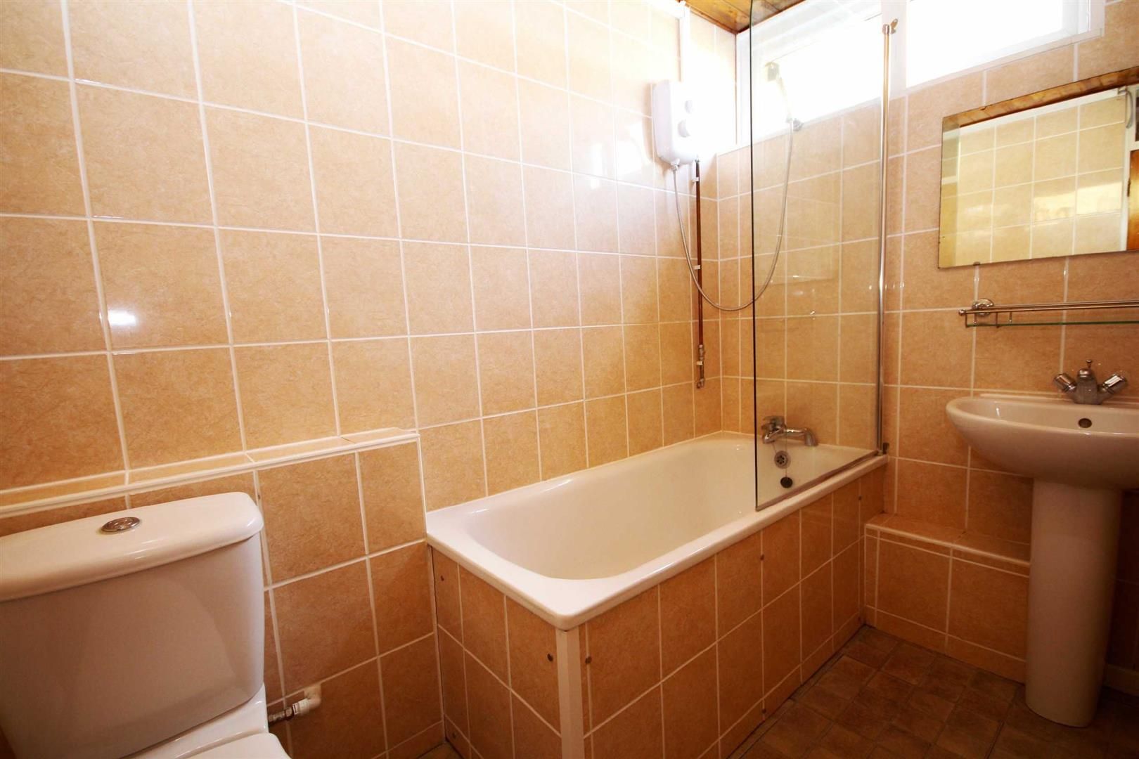 1 bed flat to rent in St Columbas House, Prospect Hill, Walthamstow E17