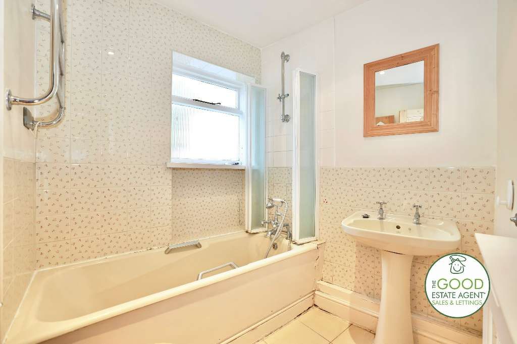 2 bed end terrace house for sale in York Hill, Loughton IG10 Zoopla