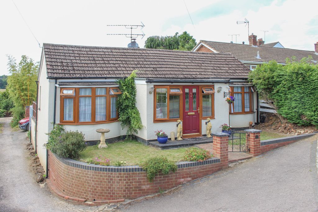 2 bed detached bungalow for sale in Lanes End, Heath And Reach