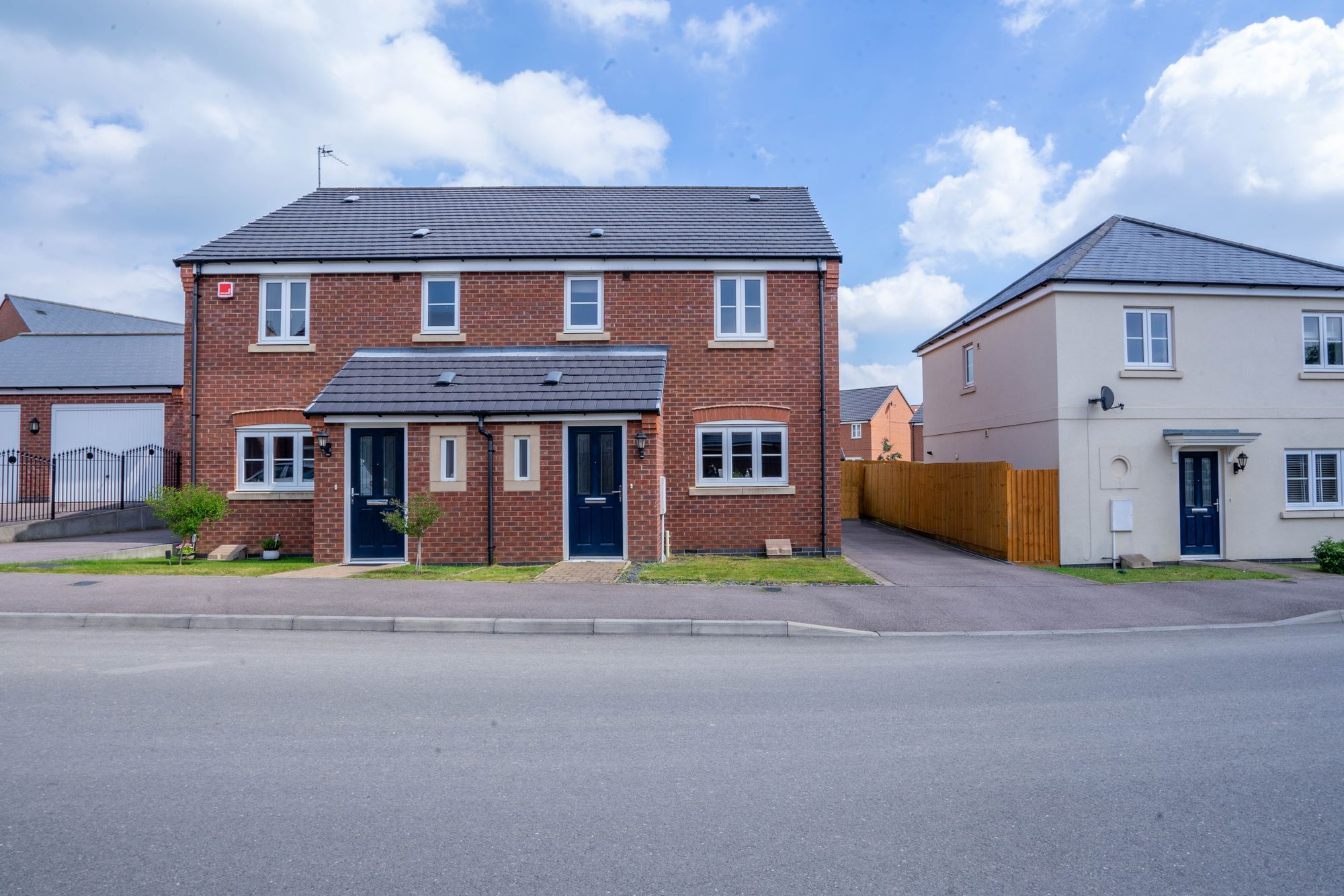 3 bed semidetached house for sale in Long Meadow Way, Birstall LE4