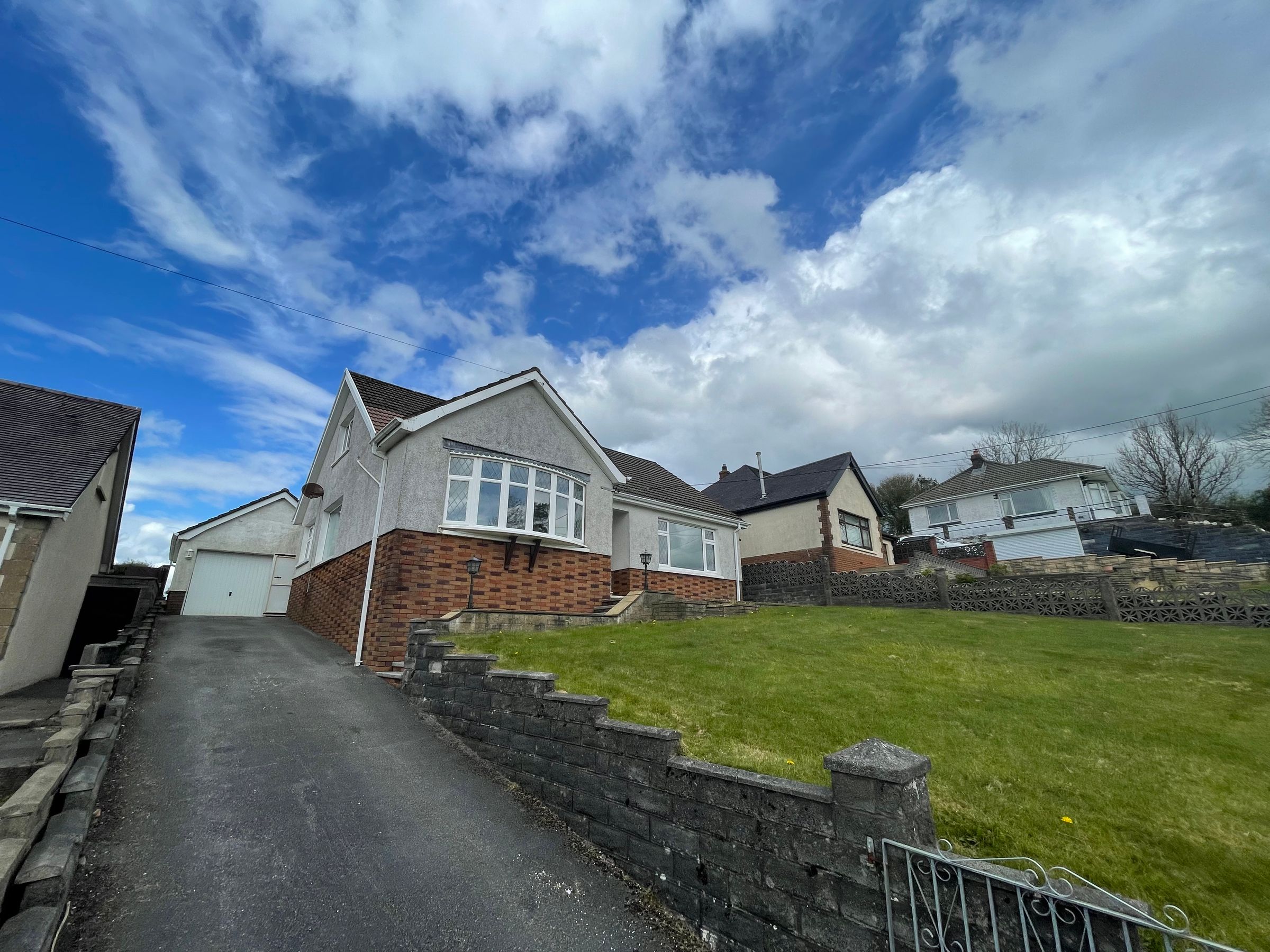 4 bed detached bungalow for sale in Myrtle Hill, Ponthenry, Llanelli