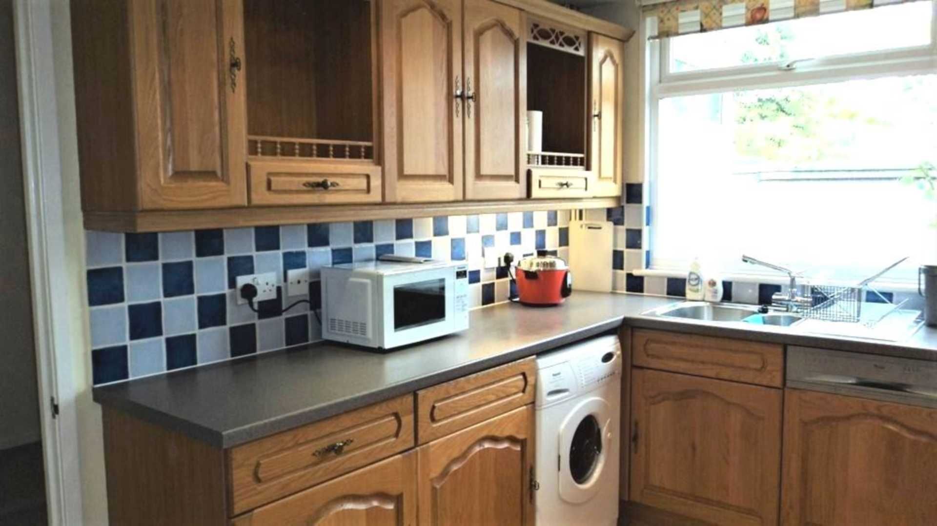 Room to rent in Room 4, 1 Windsor Close, Onslow Village, Guildford GU2 Zoopla