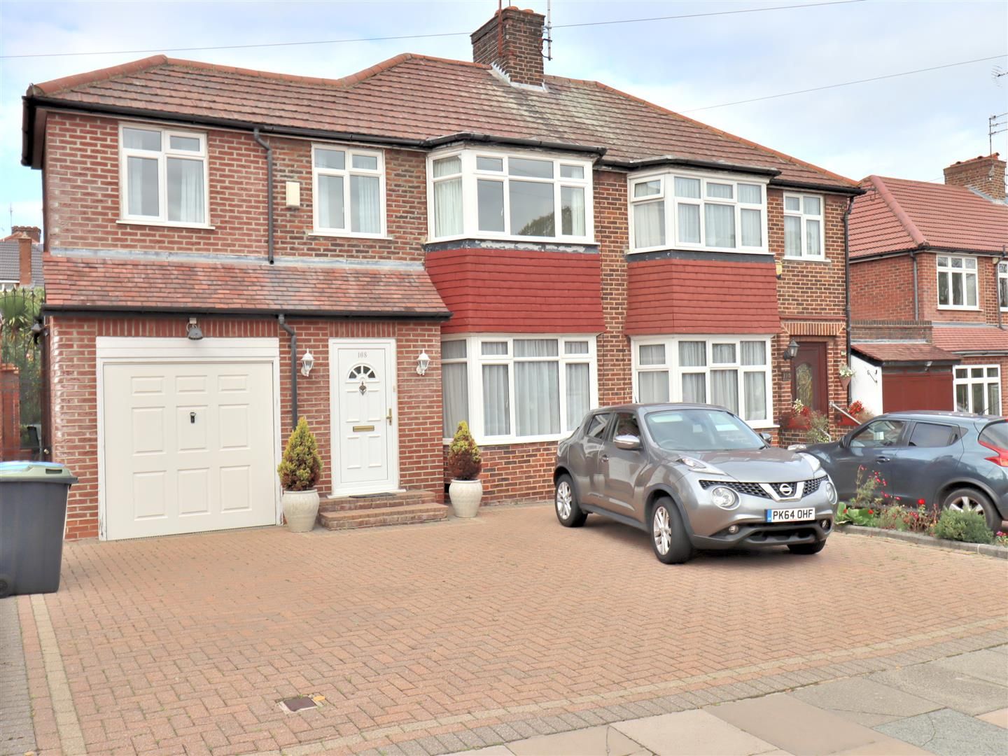 3 bed property for sale in Lonsdale Drive, Enfield EN2 Zoopla