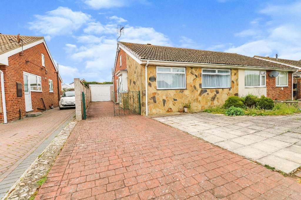 2 bed bungalow for sale in Cedar Crescent, Romney Marsh TN29 Zoopla