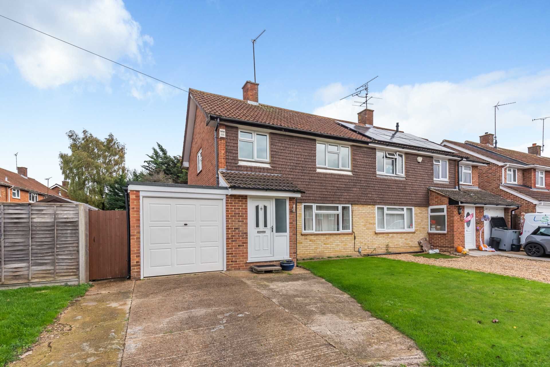 3 bed semidetached house for sale in Ashridge Road, Wokingham RG40