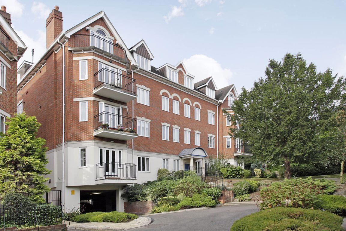 2 bed flat to rent in Holly Lodge, Wimbledon Hill Road, Wimbledon
