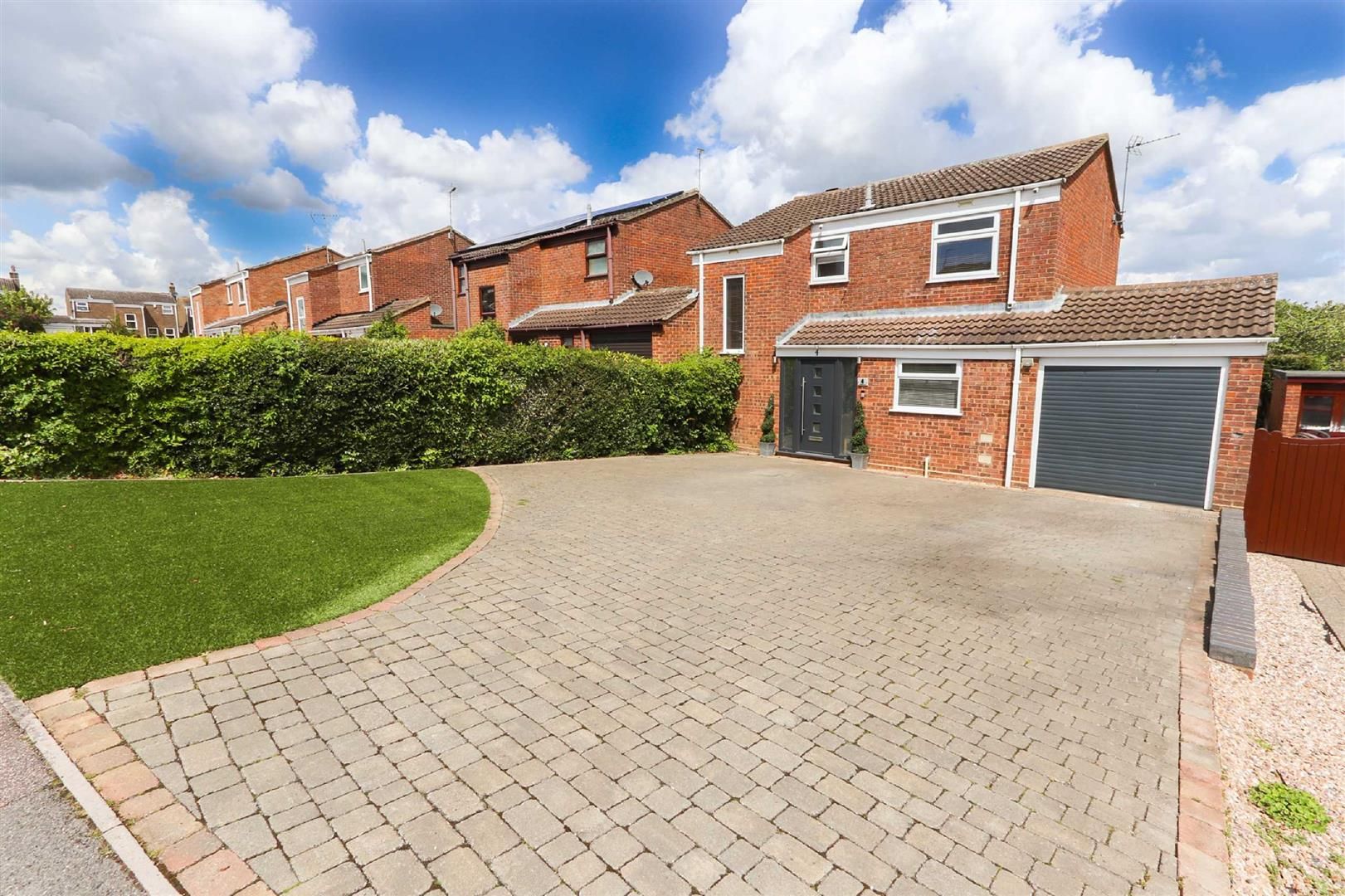 3 bed linkdetached house for sale in Malvern Drive, Leighton Buzzard