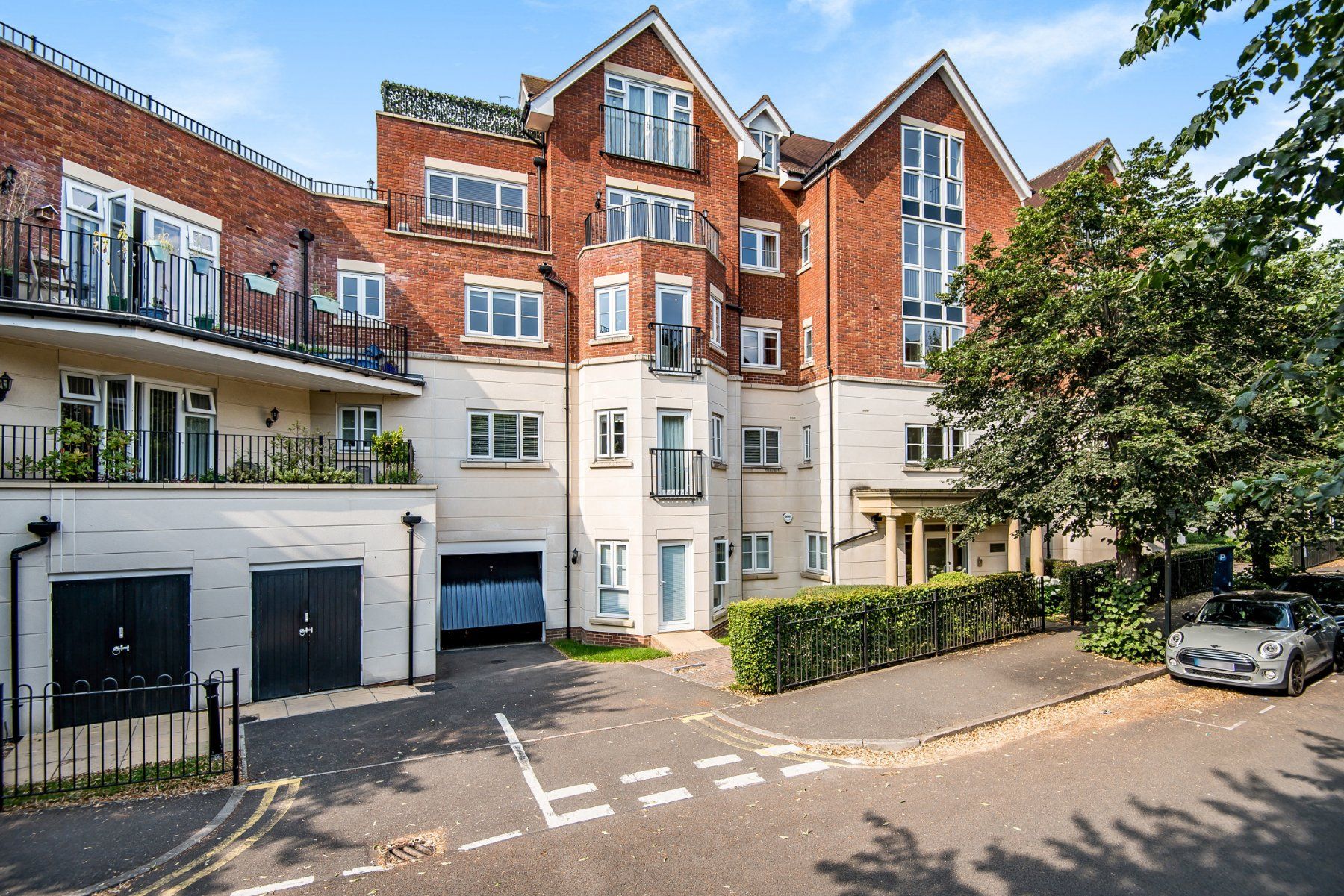 2 bed flat for sale in Rosemount Avenue, West Byfleet KT14 Zoopla
