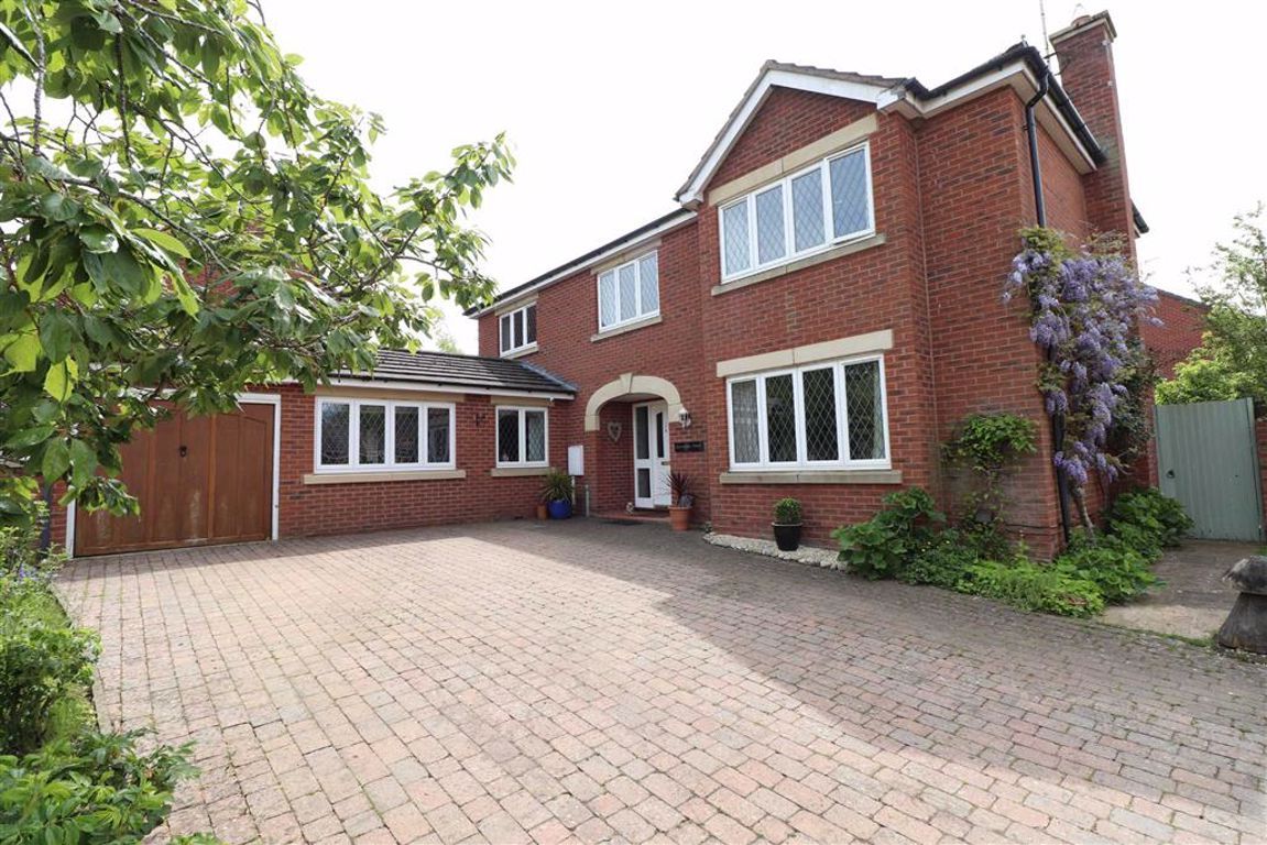 5 bed detached house for sale in Holm Close, Weedon, Northampton NN7
