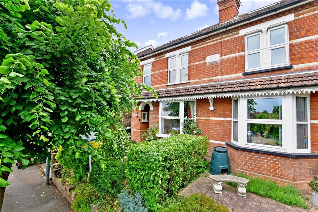 3 bed semidetached house for sale in Springwell Road, Tonbridge, Kent