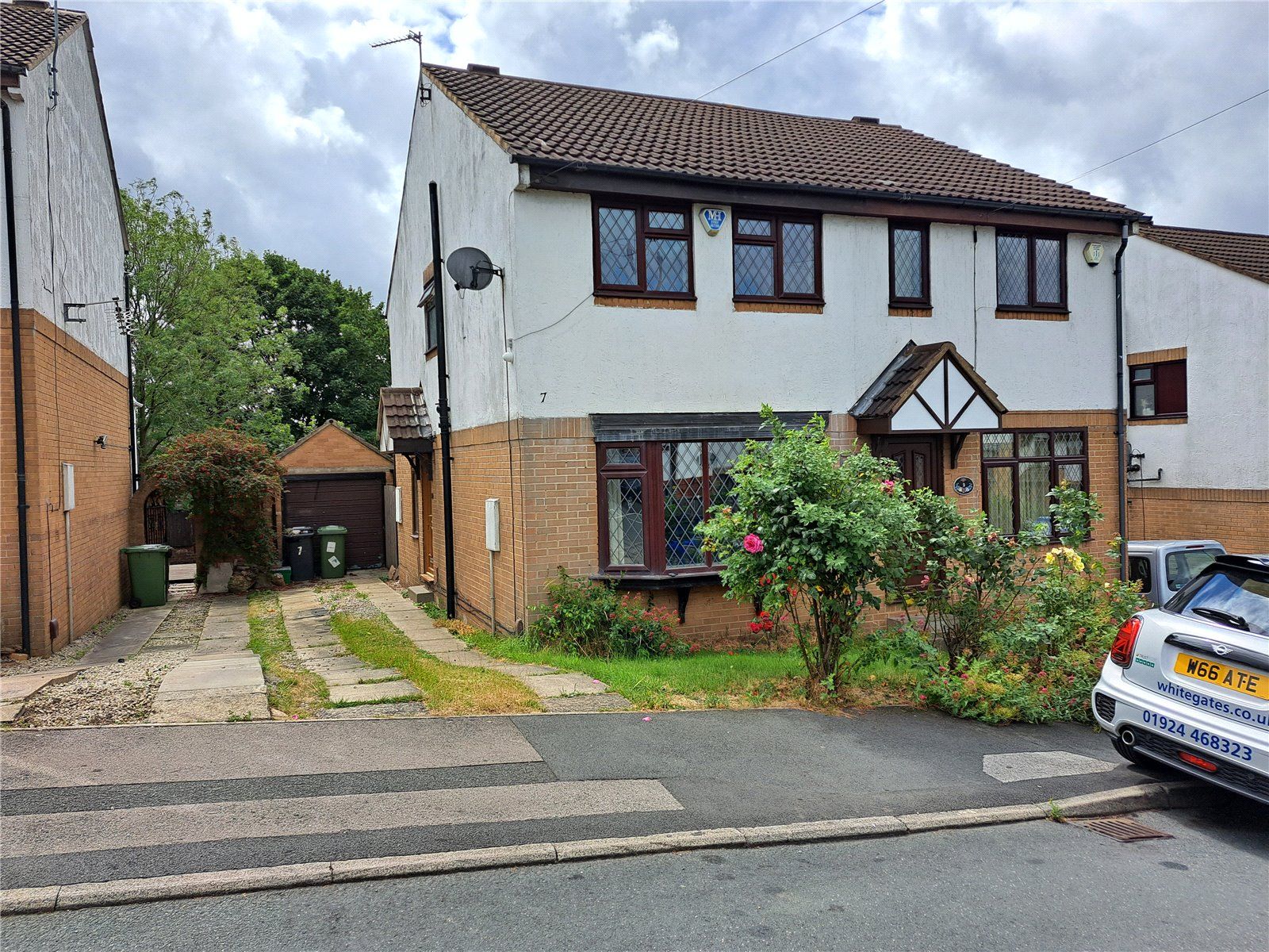 3 bed semidetached house to rent in Charnwood Bank, Batley, West