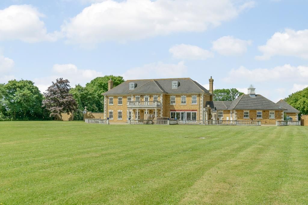 7 bed property for sale in Bedford Road, Sherington, Buckinghamshire