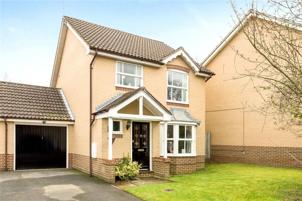 3 bed linkdetached house for sale in Whitebeam Close, Colden Common