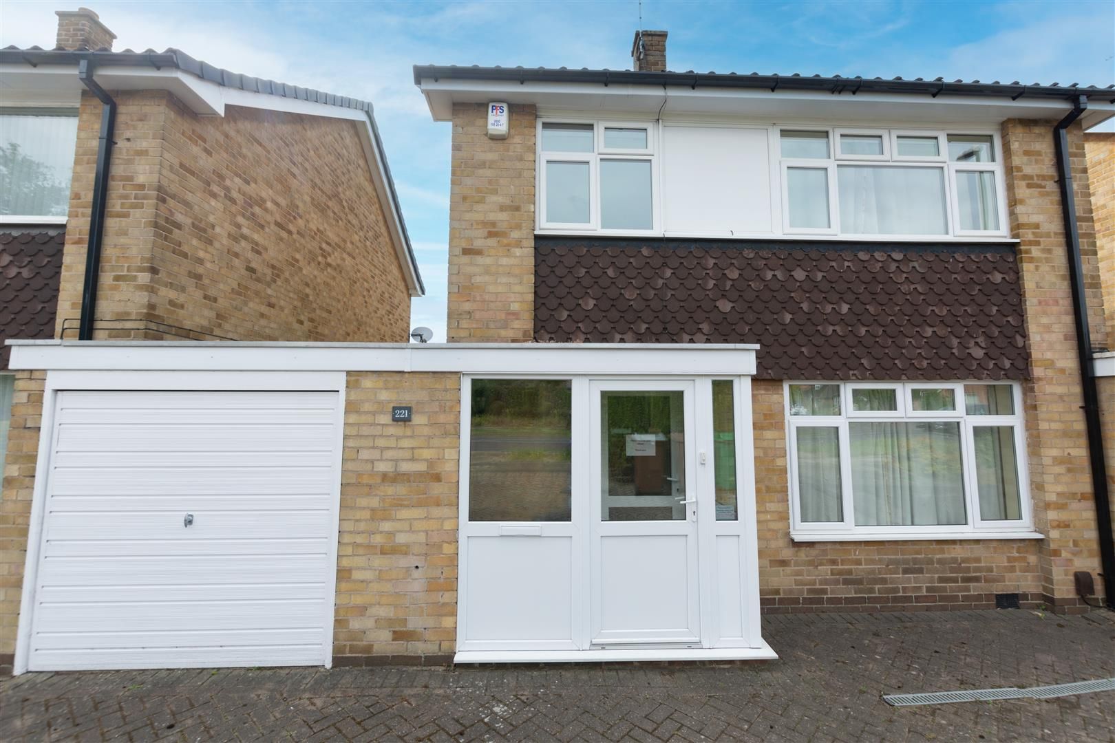 3 bed linkdetached house for sale in Bramcote Lane, Wollaton