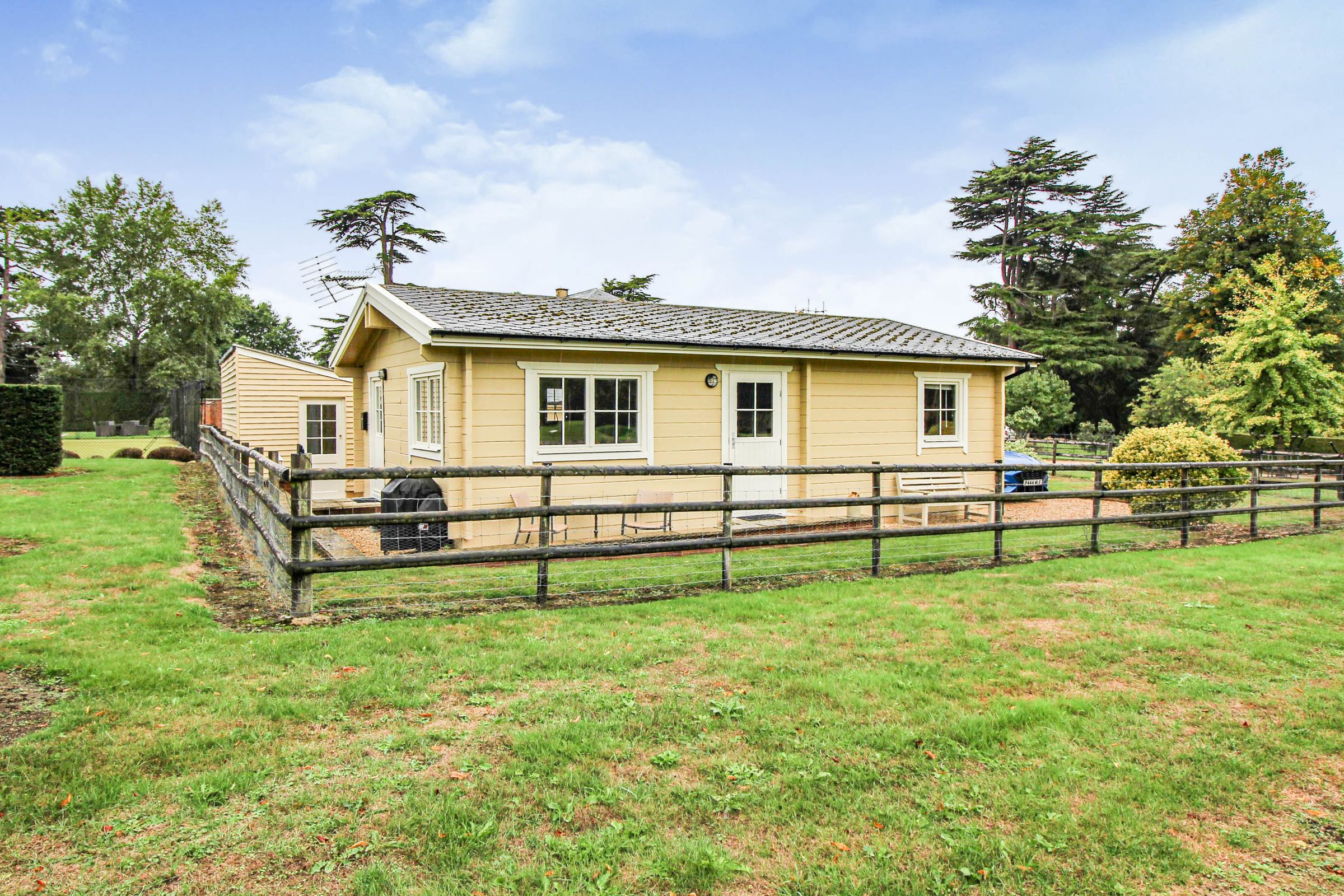 2 bed detached bungalow to rent in Sandridge Park, Sandridge Common