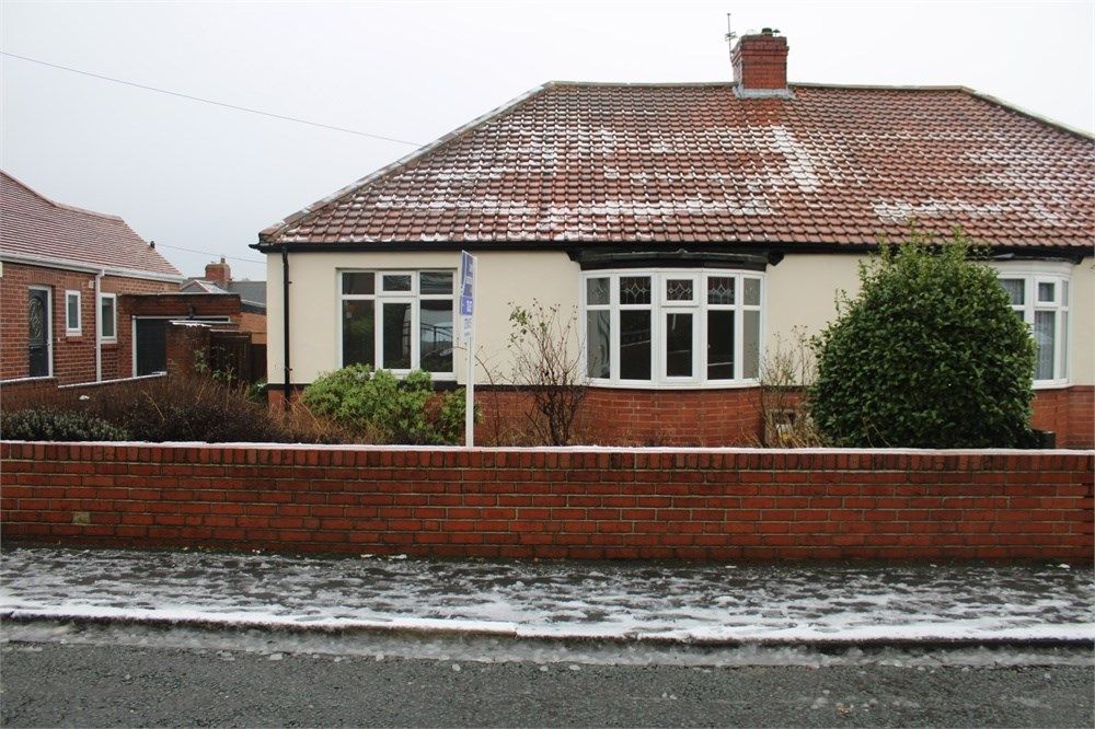 3 bed semidetached bungalow to rent in Ashleigh Road, Newcastle Upon