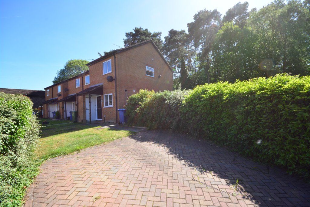 2 bed end terrace house for sale in Frensham, Bracknell, Berkshire RG12