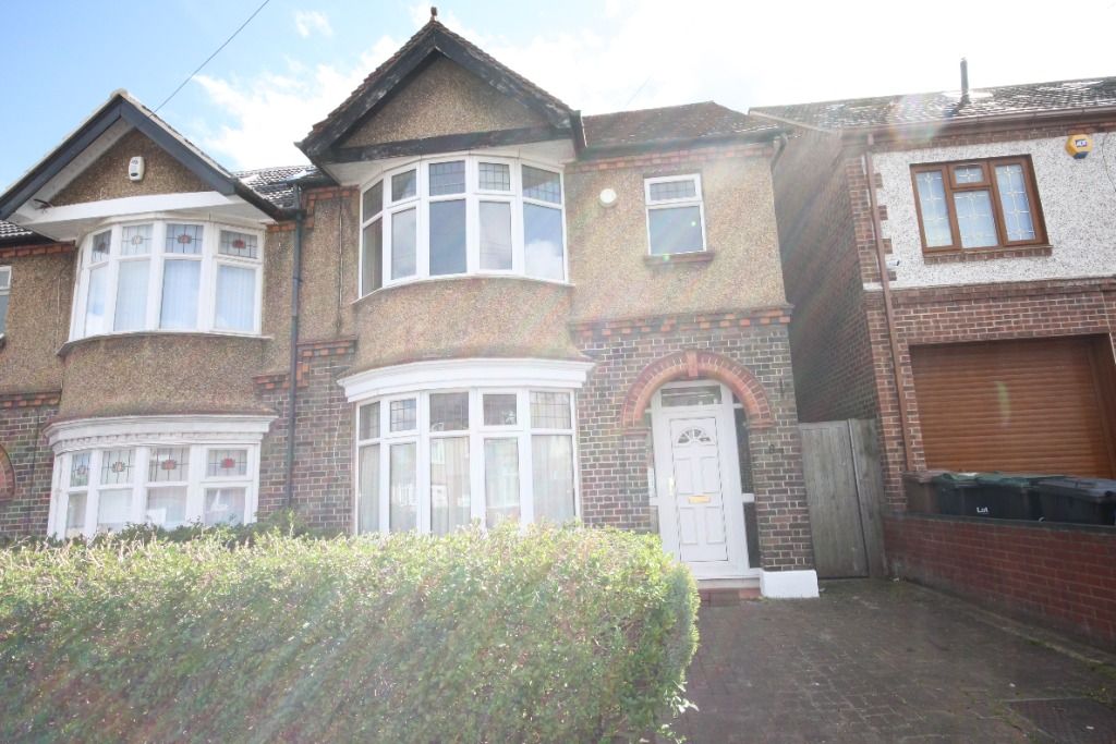 3 bed semidetached house for sale in Carlton Crescent, Luton LU3 Zoopla