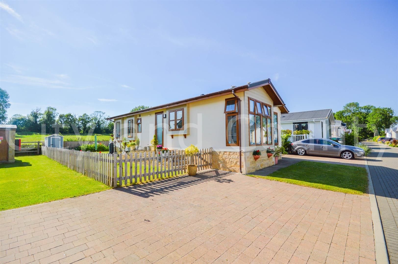 2 bed mobile/park home for sale in Yarwell Mill, Yarwell, Peterborough
