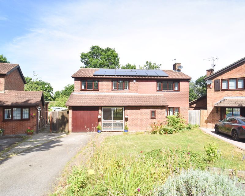 5 bed detached house to rent in Minden Close, Chineham, Basingstoke