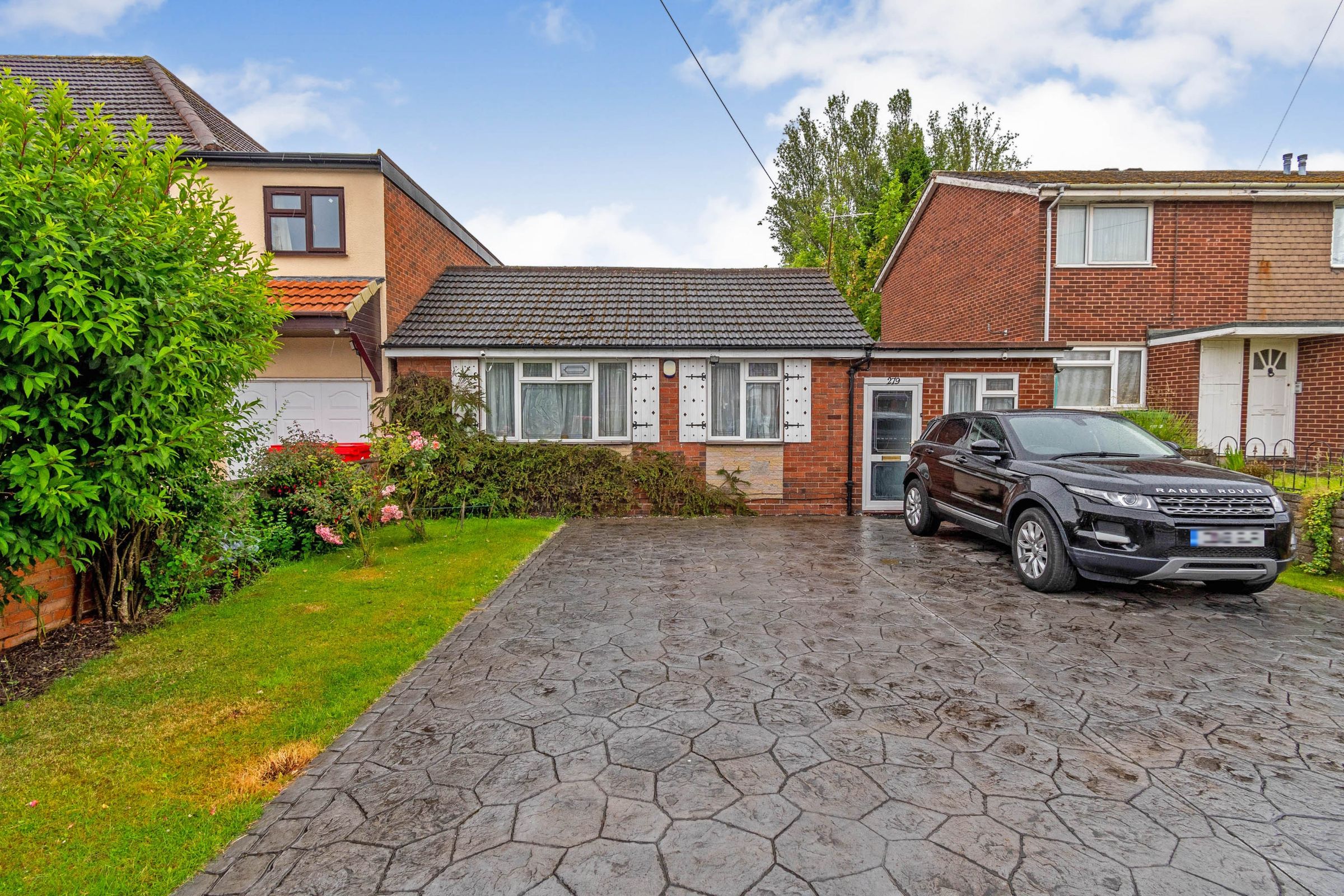 4 bed detached bungalow for sale in Wolverhampton Road East