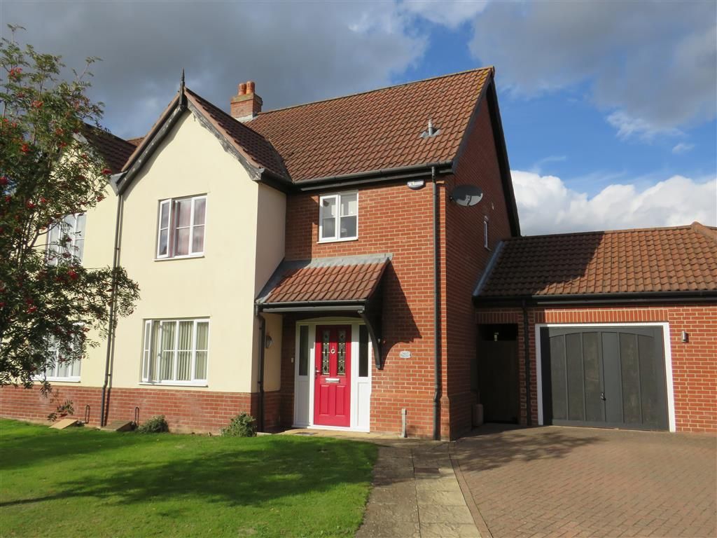 3 bed semidetached house for sale in Mileham Drive, Aylsham, Norwich