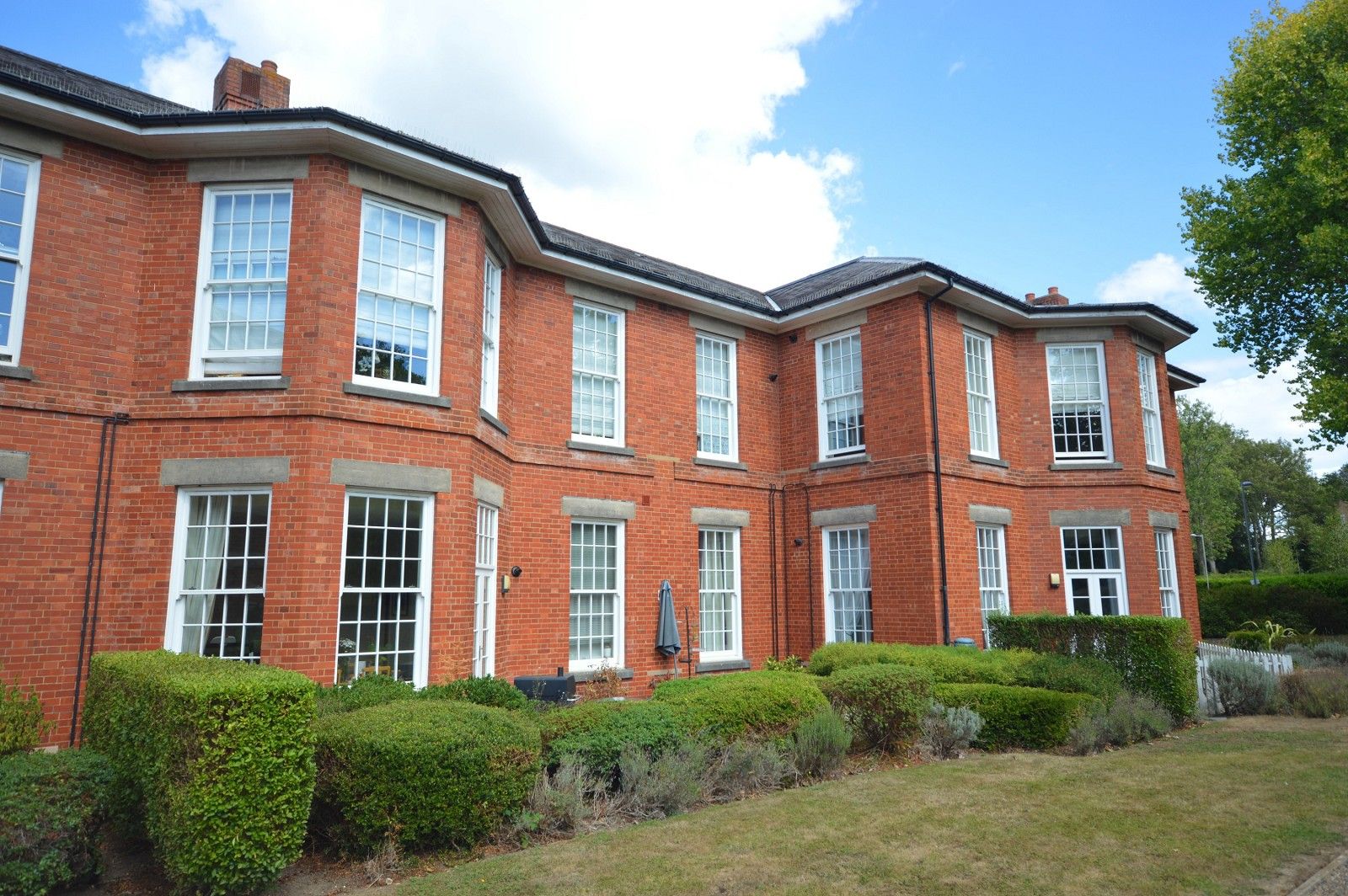 2 bed flat for sale in Dillon Close, Epsom, Surrey. KT19 Zoopla