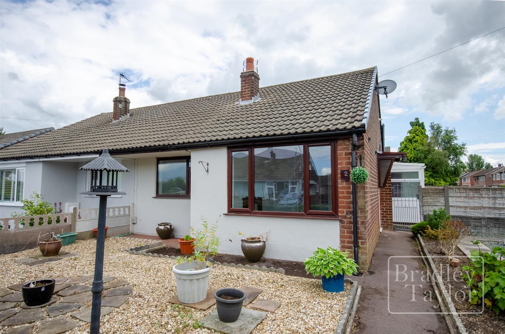 2 bed semidetached bungalow for sale in Far Croft, Lostock Hall