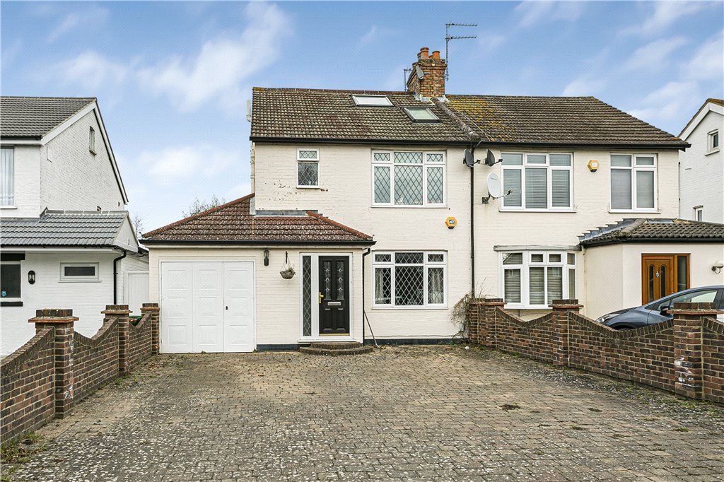 4 bed semidetached house for sale in Feltham Hill Road, Ashford