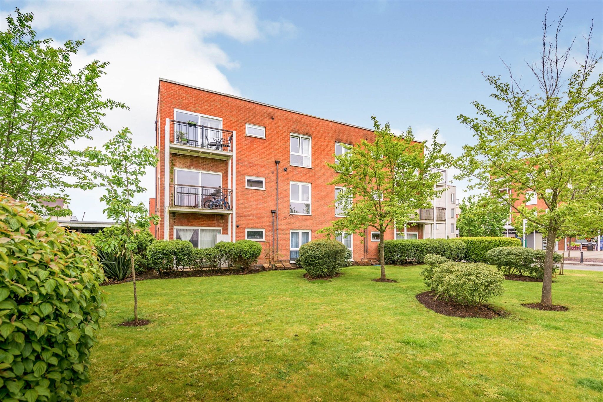 2 bed flat for sale in Canalside, Merstham, Redhill RH1 Zoopla
