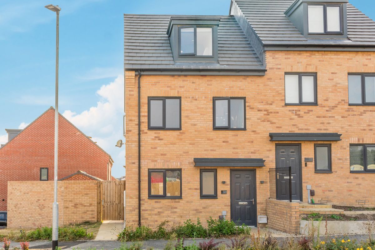 3 bed semidetached house for sale in Magnolia Road, Seacroft, Leeds