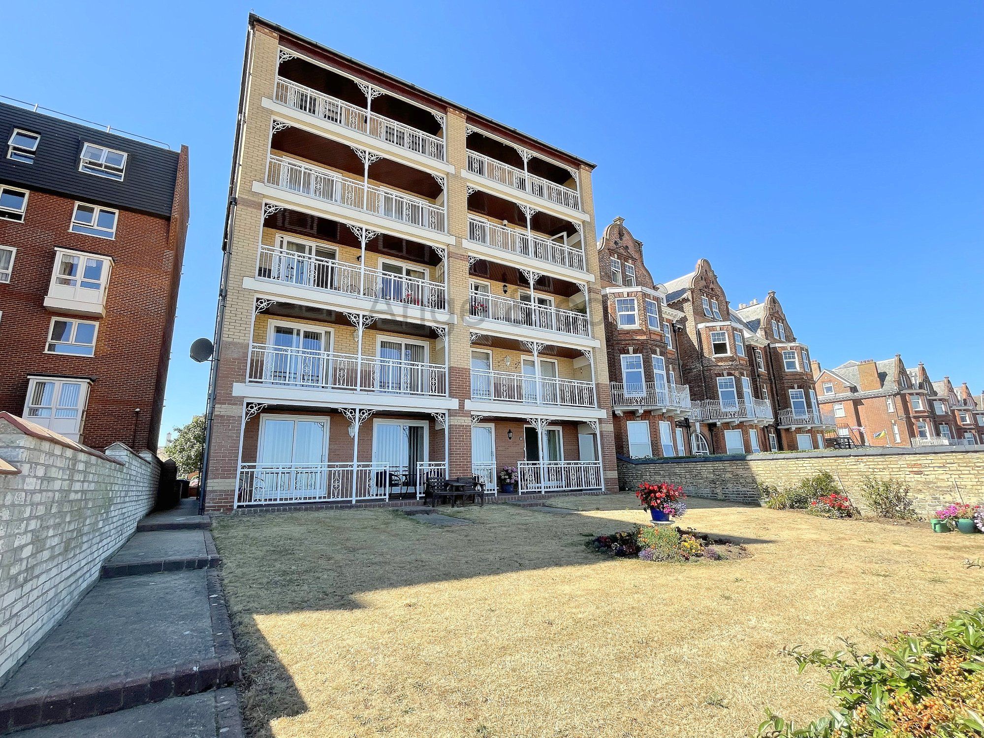 2 bed flat for sale in Elizabeth Court, Kirkley Cliff Road, Lowestoft