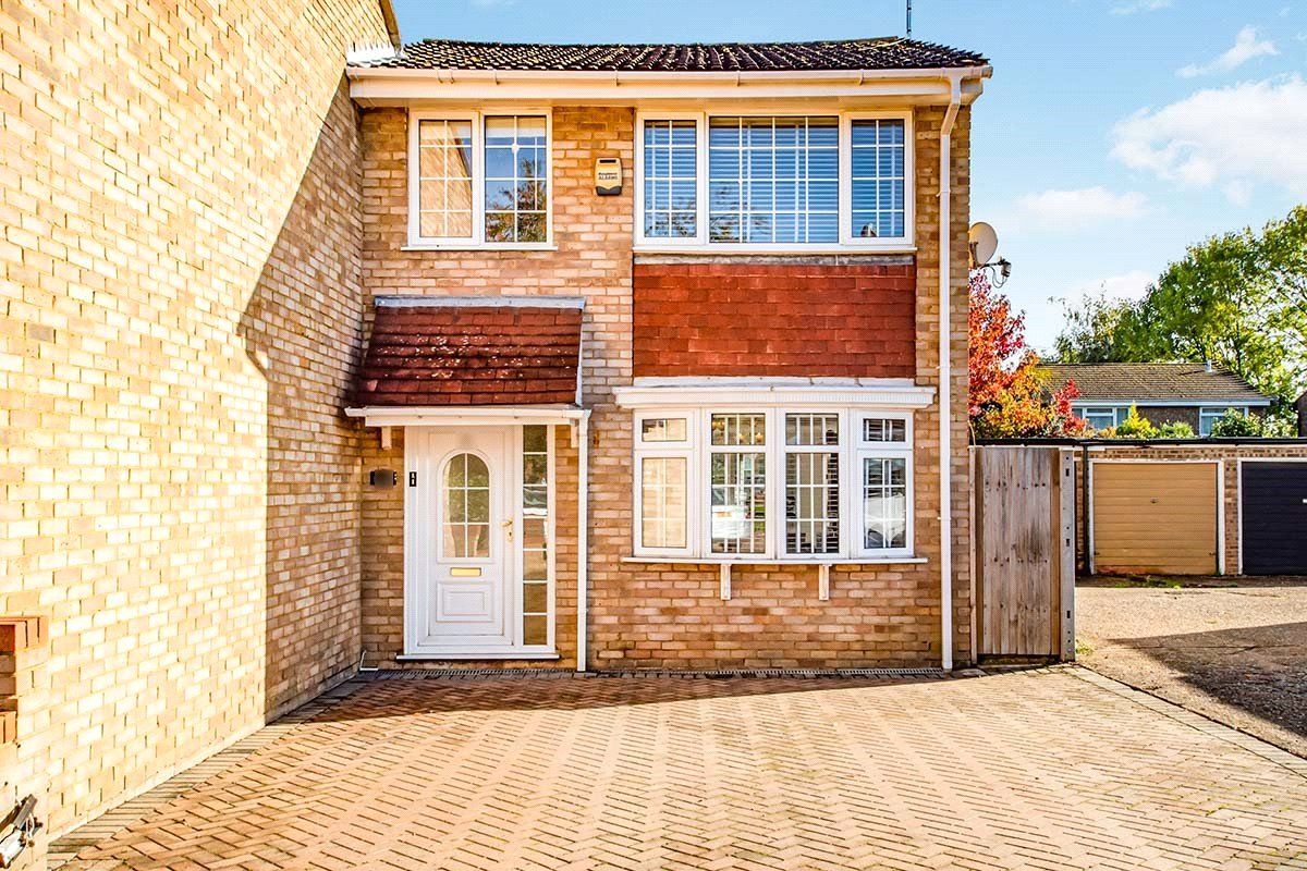 3 bed end terrace house for sale in Sandridge Close, Hemel Hempstead