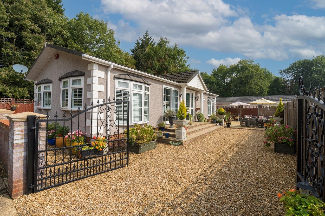 3 bed mobile/park home for sale in Wyatts Covert, Denham, Uxbridge UB9