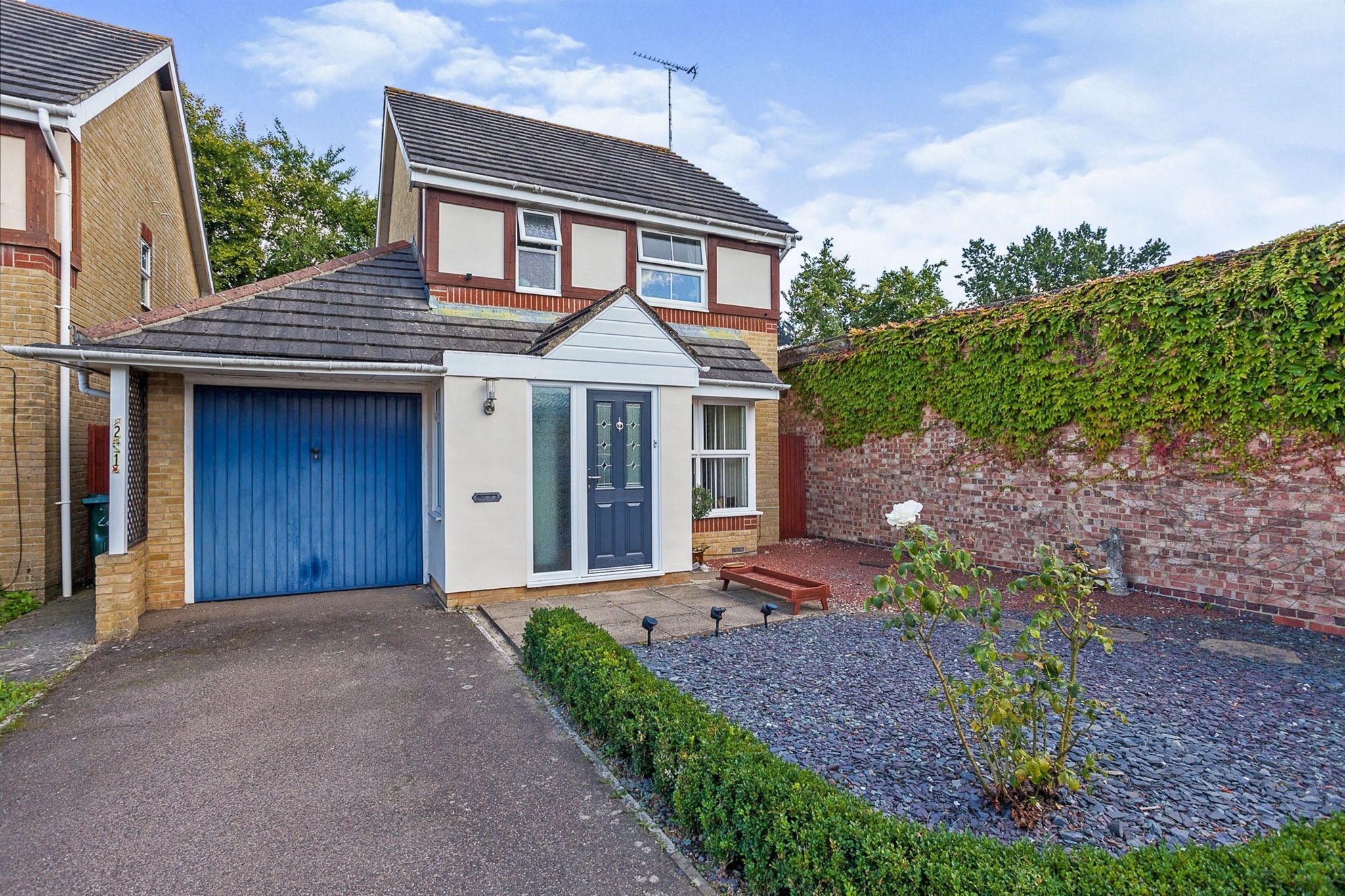 3 bed detached house for sale in Clitherow Gardens, Crawley RH10 Zoopla