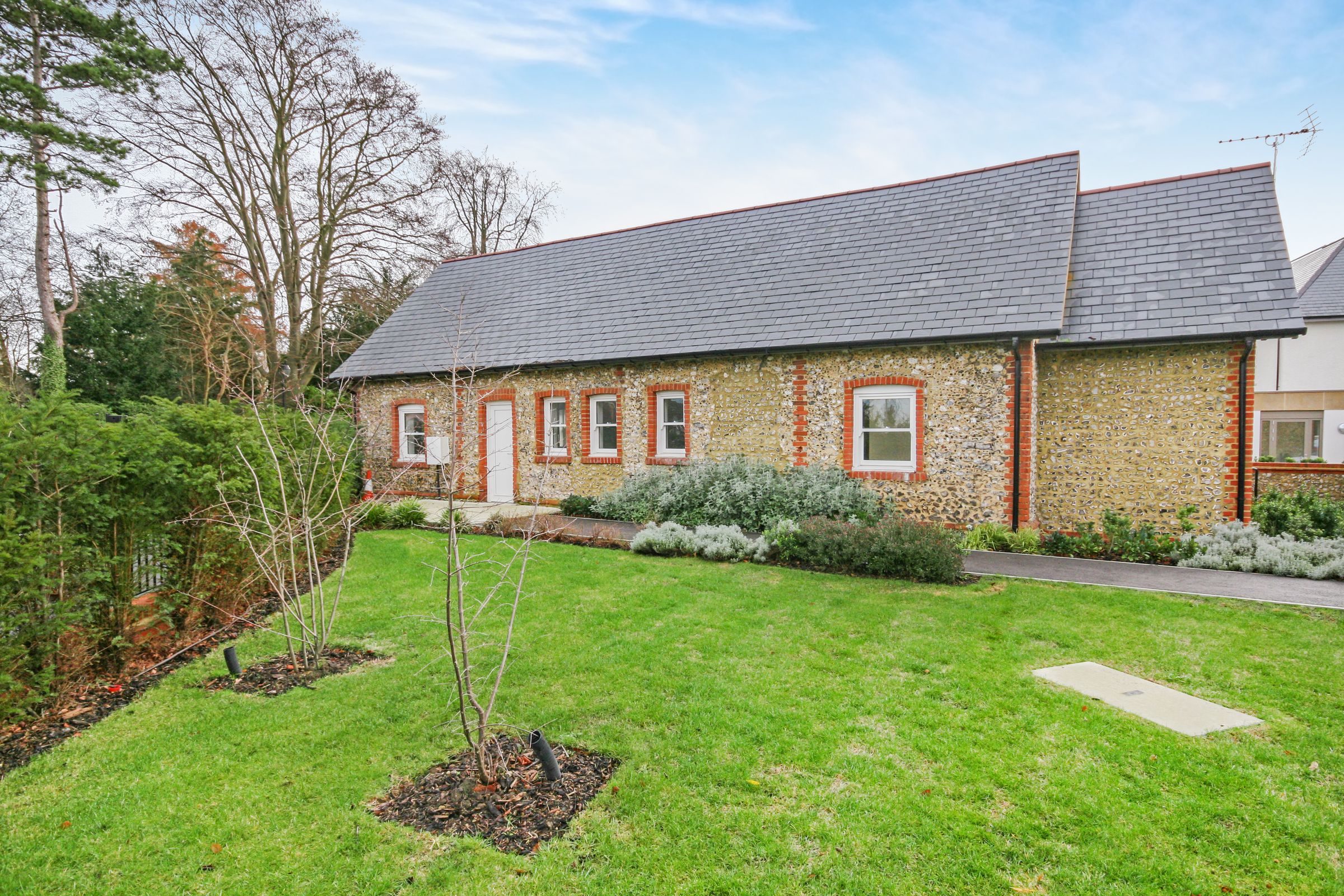 2 bed detached bungalow to rent in The Firs, Lower Road, Bookham