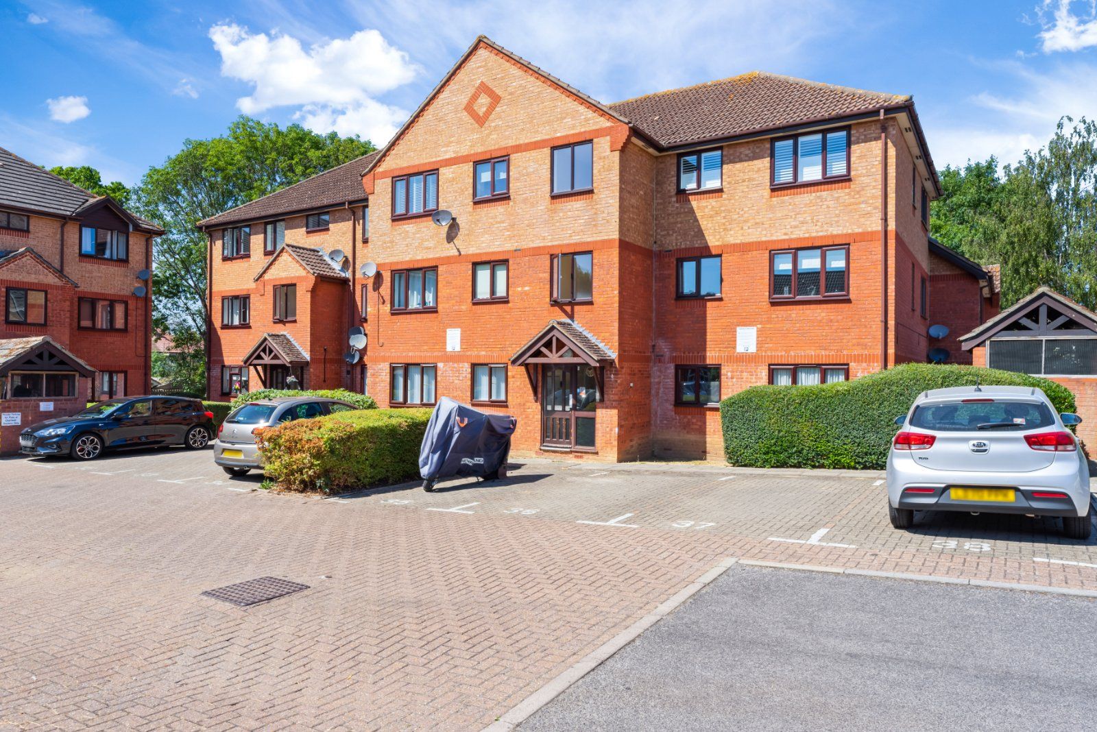 2 bed flat for sale in Chartwell Gardens, Cheam, Sutton SM3 Zoopla