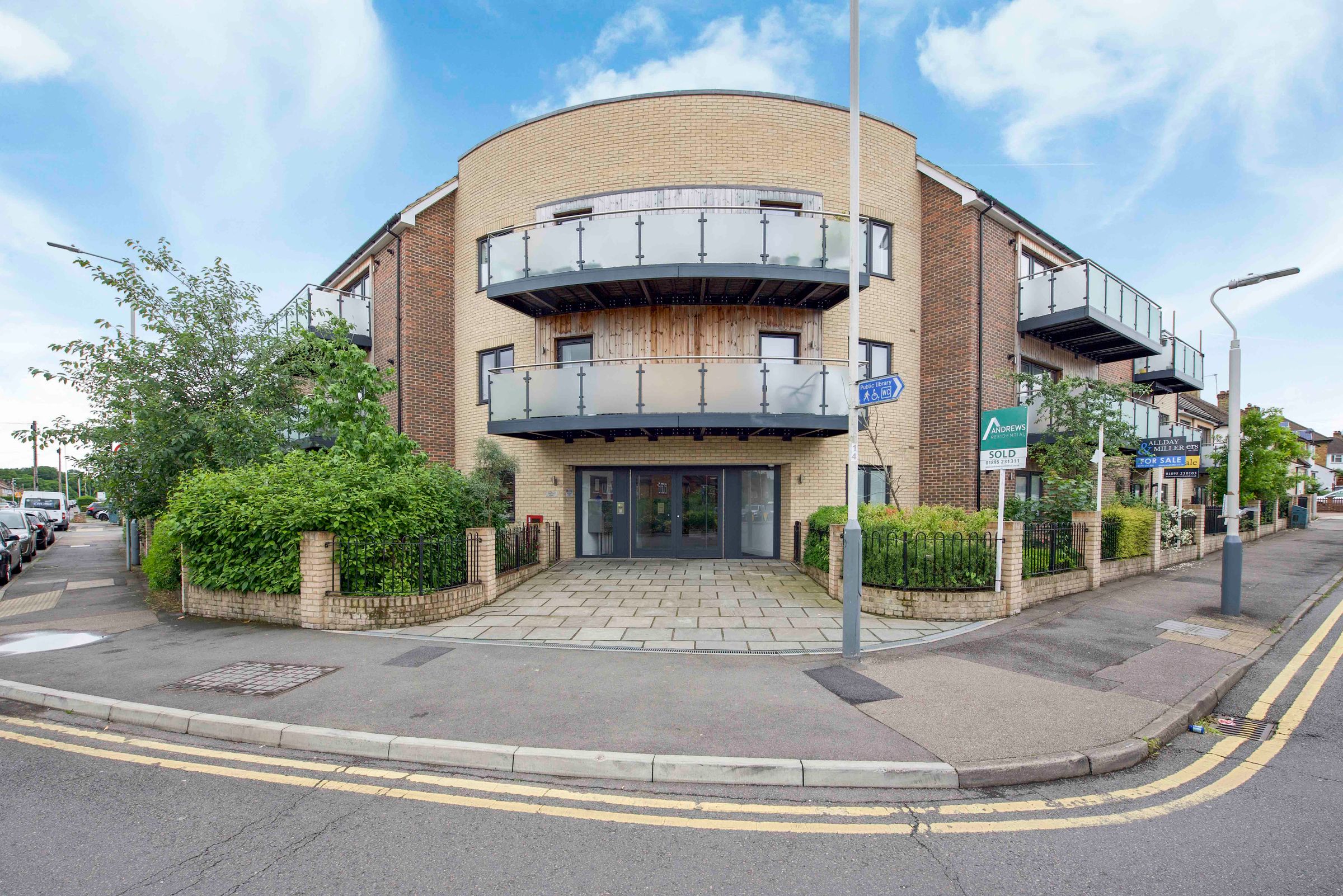 1 bed flat for sale in Sutton Court Road, Hillingdon, Uxbridge UB10