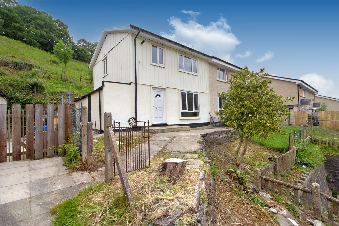 3 bed semidetached house for sale in MaesYBedw, Bedlinog, Treharris