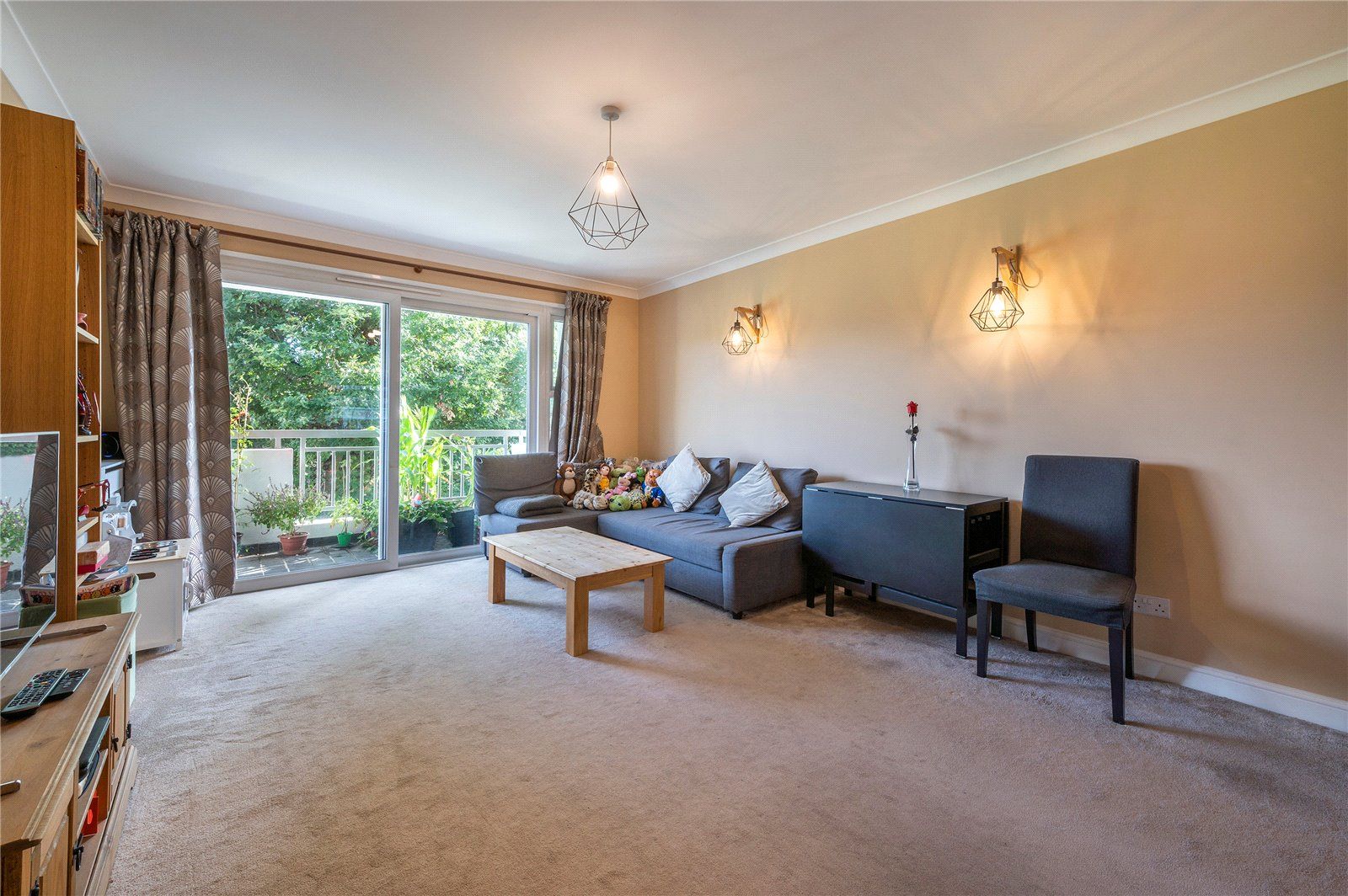 2 Bed Flat For Sale In Carisbrooke House Courtlands Sheen Road 2 Bed Flat For Sale In Carisbrooke House Courtlands Sheen Road