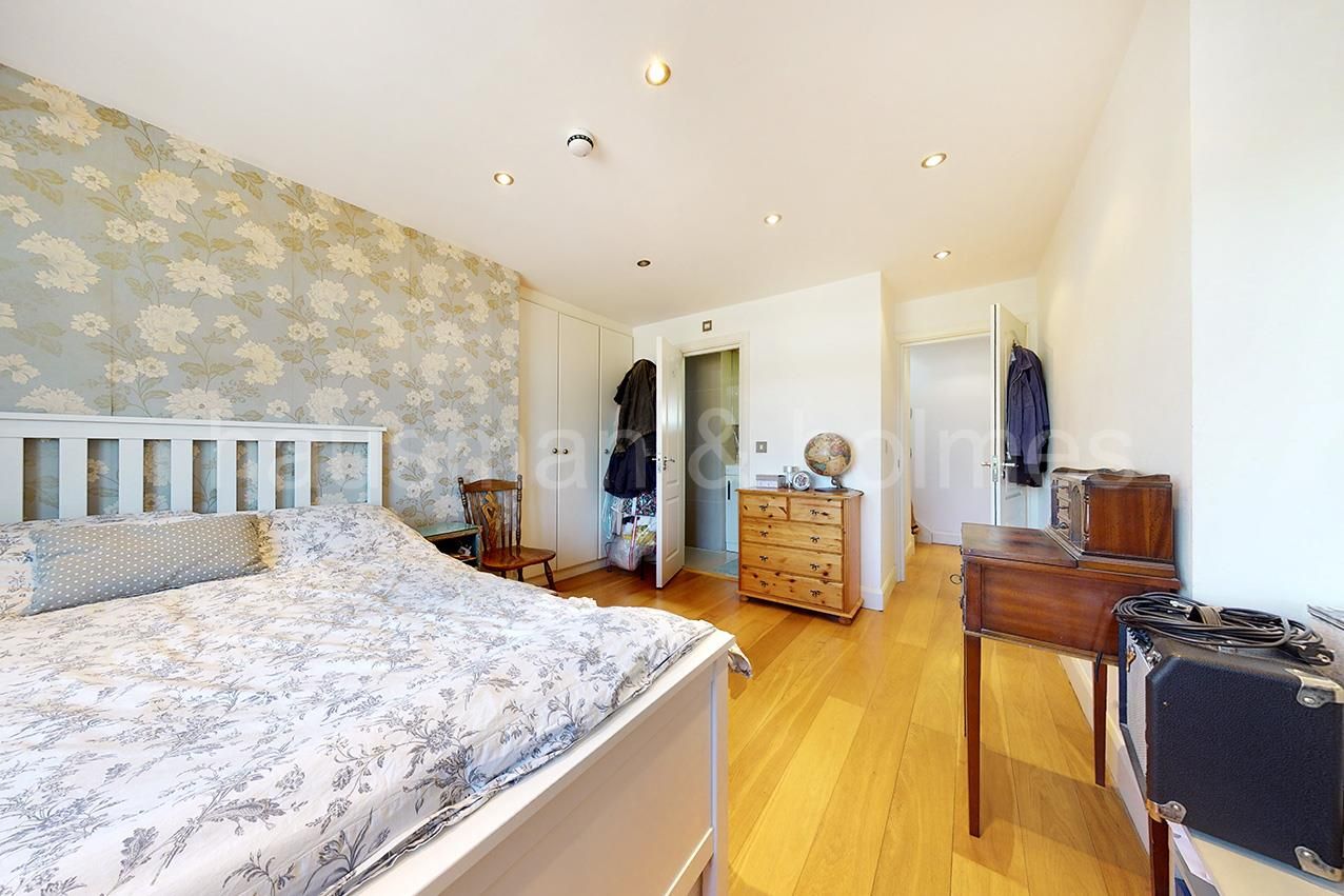 Denehurst Gardens, London NW4